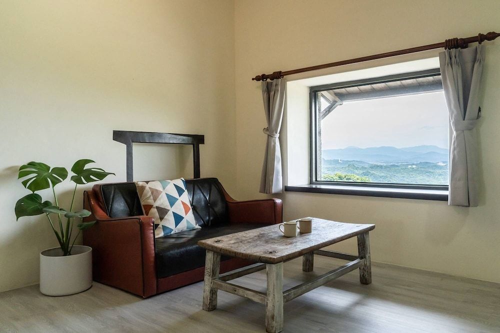 undefined Sunnyroom 4