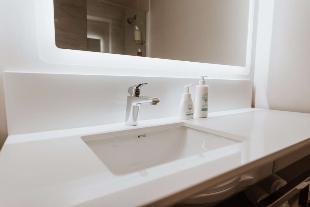 Coast Nisku Inn & Conference Centre Room, 1 Queen Bed, Accessible (Coast Accessible Queen) 8