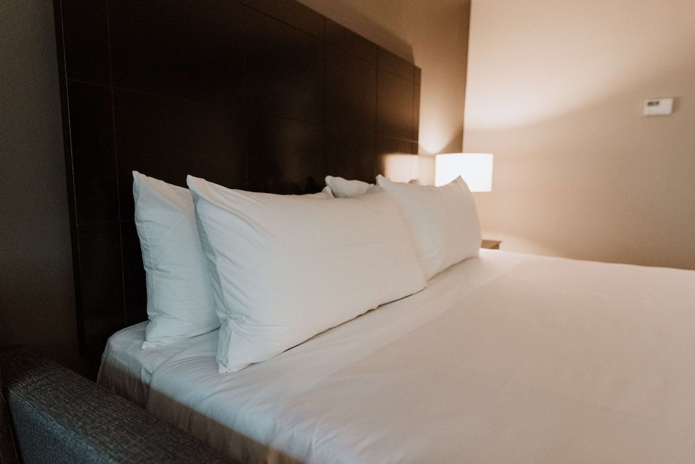 Coast Nisku Inn & Conference Centre Room, 1 Queen Bed, Accessible (Coast Accessible Queen) 4