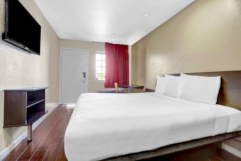 Motel 6 Ukiah, CA - North Deluxe Room, 1 King Bed, Non Smoking, Kitchenette