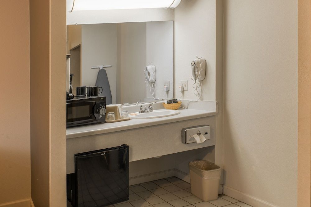 Motel 6 Ukiah, CA - North Deluxe Room, 1 King Bed, Non Smoking, Kitchenette 5