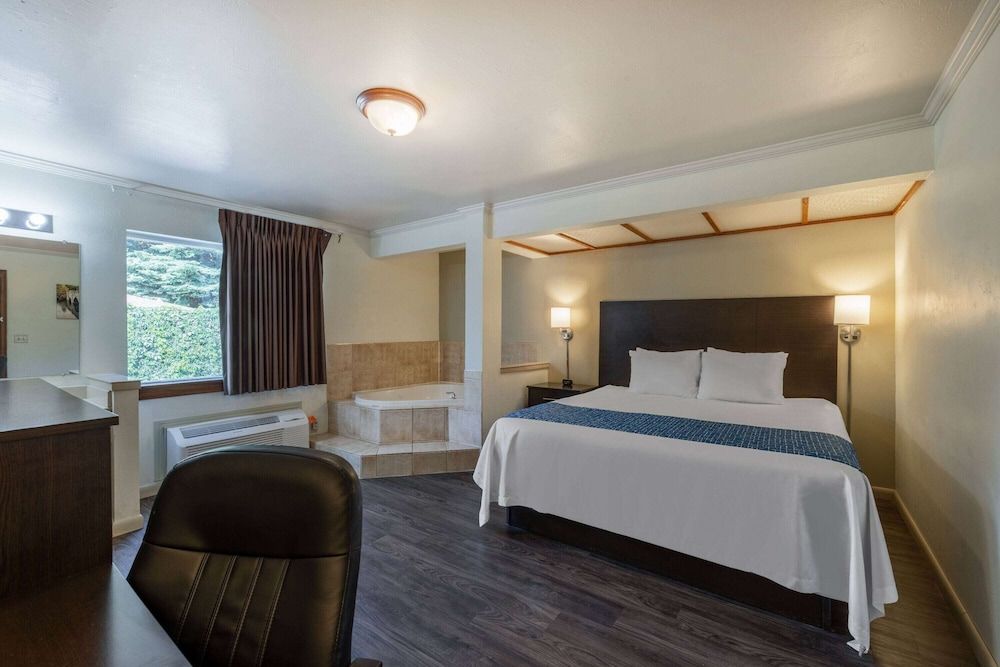 Suite, 1 King Bed, Non Smoking