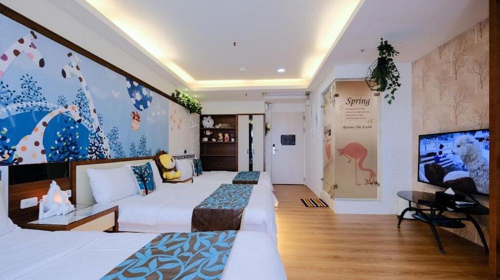 85 Asia Hotel Family Room, City View 10