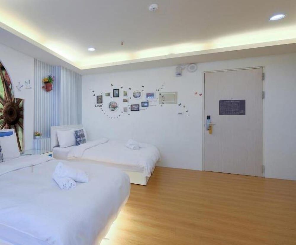 85 Asia Hotel Quadruple Room, City View 15