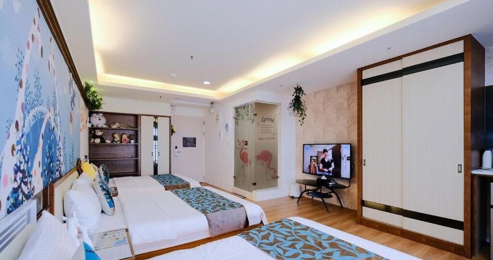 85 Asia Hotel Family Room, City View 8