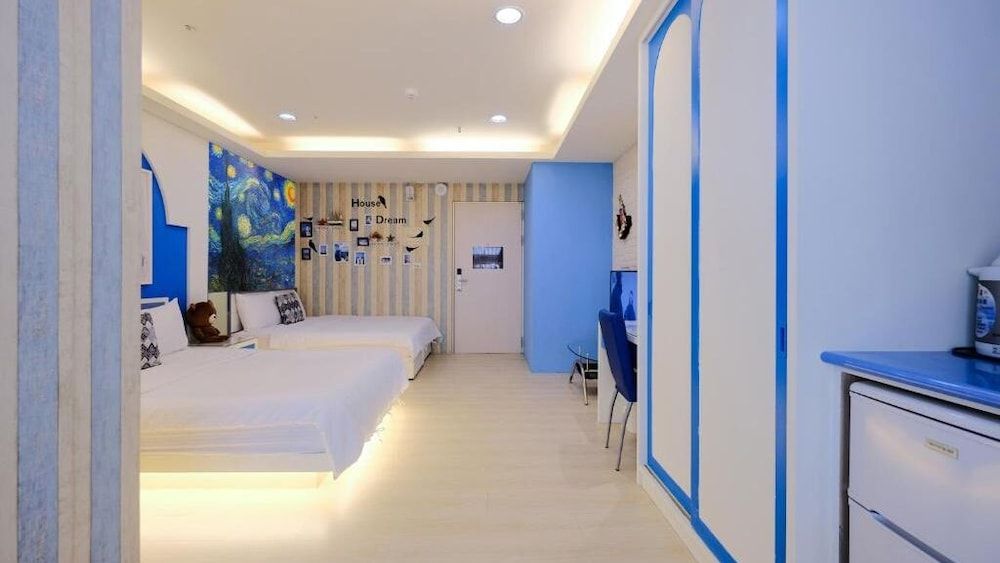 85 Asia Hotel Quadruple Room, City View 10