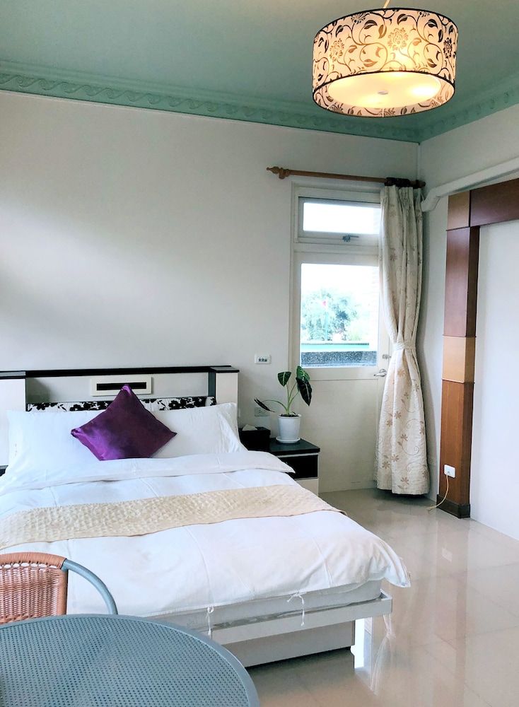 Gallery Double Room(Accept extra 1 person, charge TWD500 at front desk)