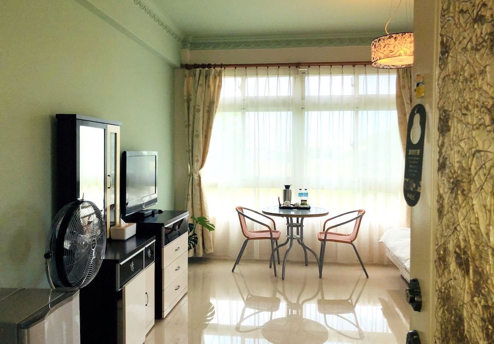 Gallery Double Room(Accept extra 1 person, charge TWD500 at front desk)