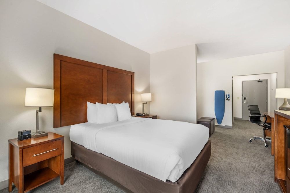 Comfort Suites Omaha Northwest Suite, Accessible, Non Smoking 2