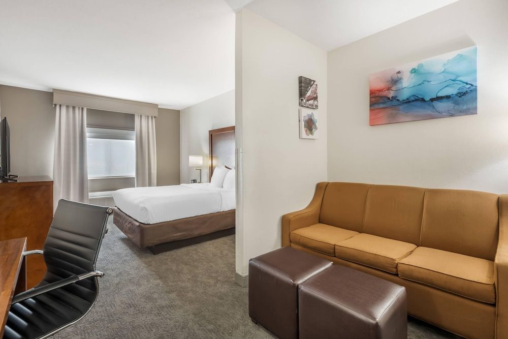 Comfort Suites Omaha Northwest Suite, Accessible, Non Smoking 4