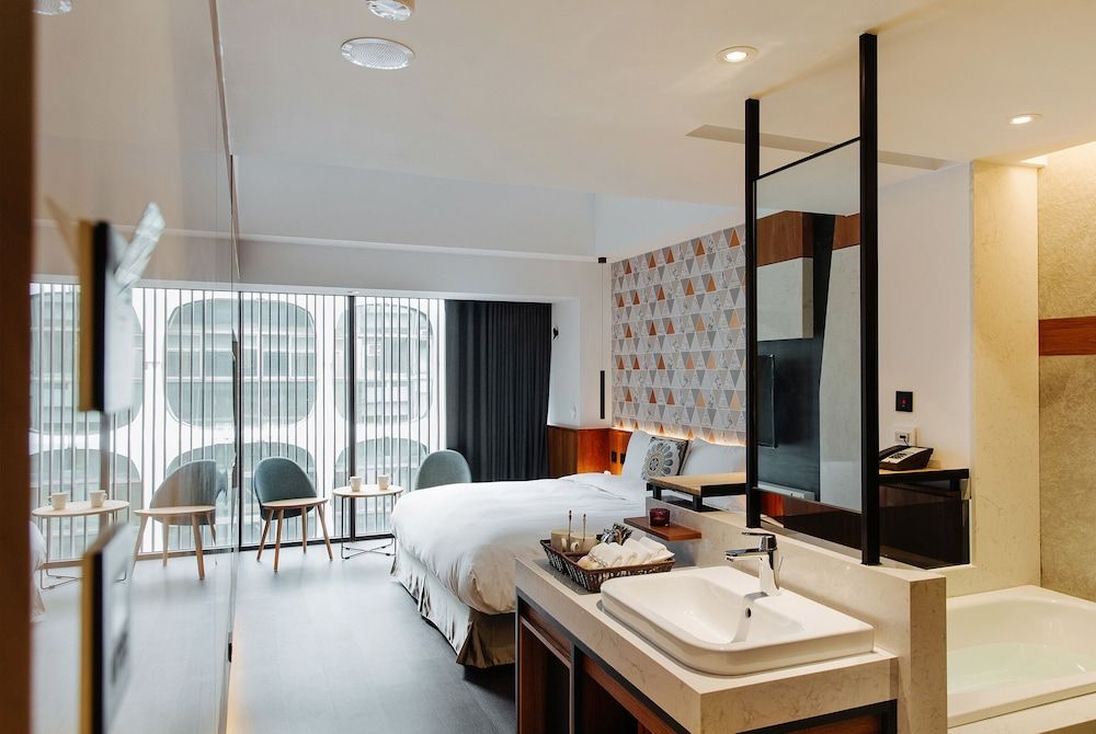 Deluxe Double Room, Bathtub
