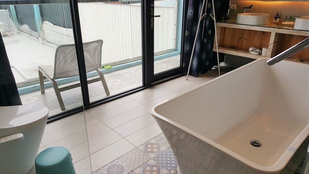 Deep Soaking Bathtub