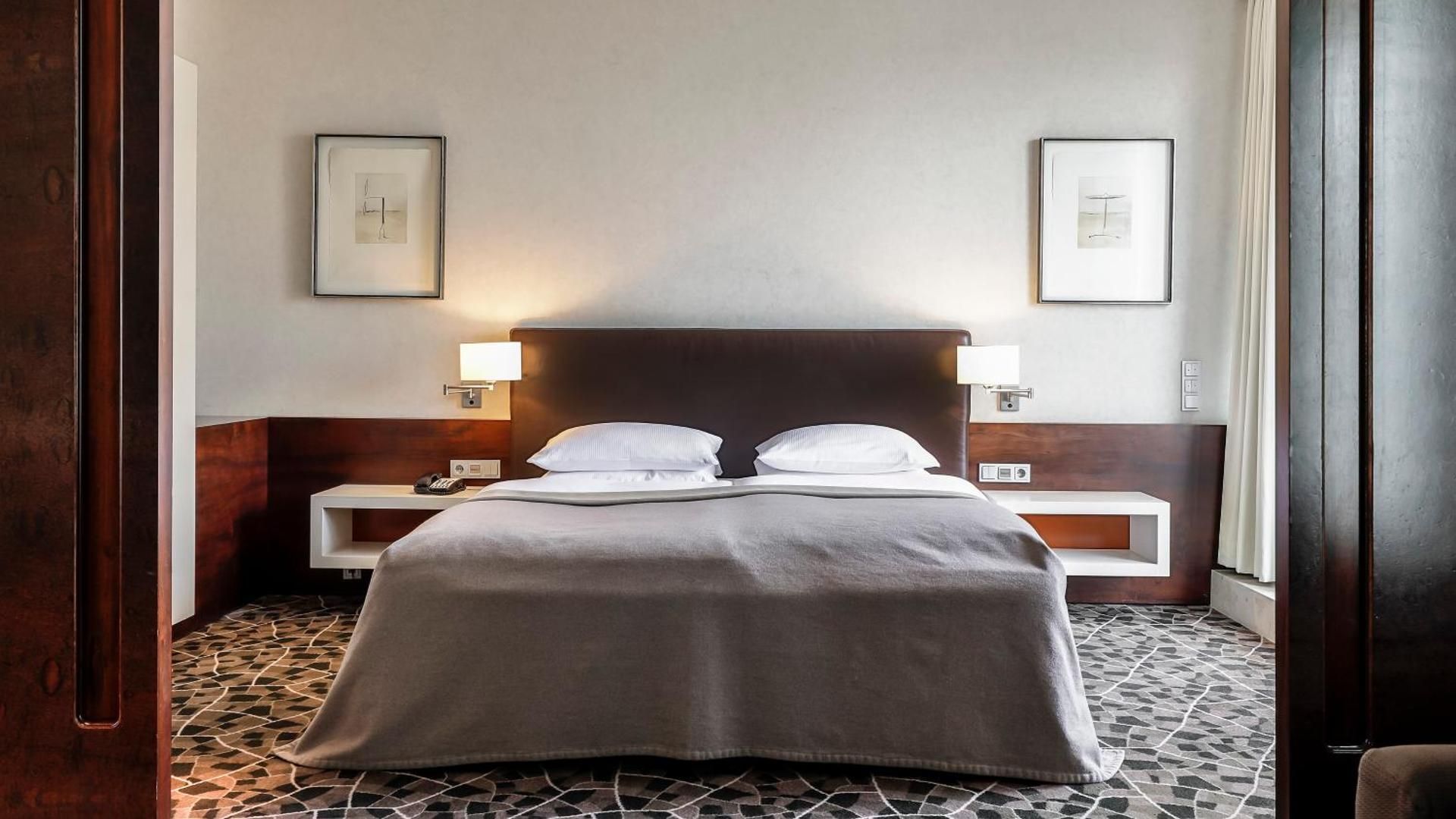 Deluxe King Suite
