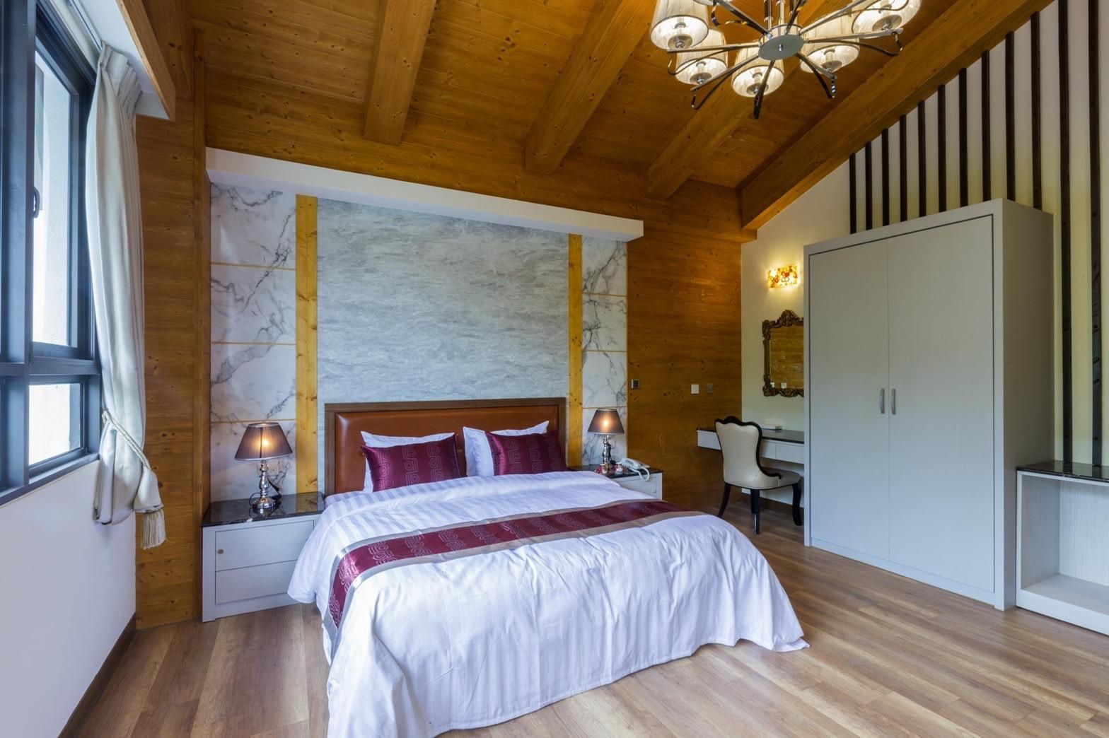 Elegant Double with Window