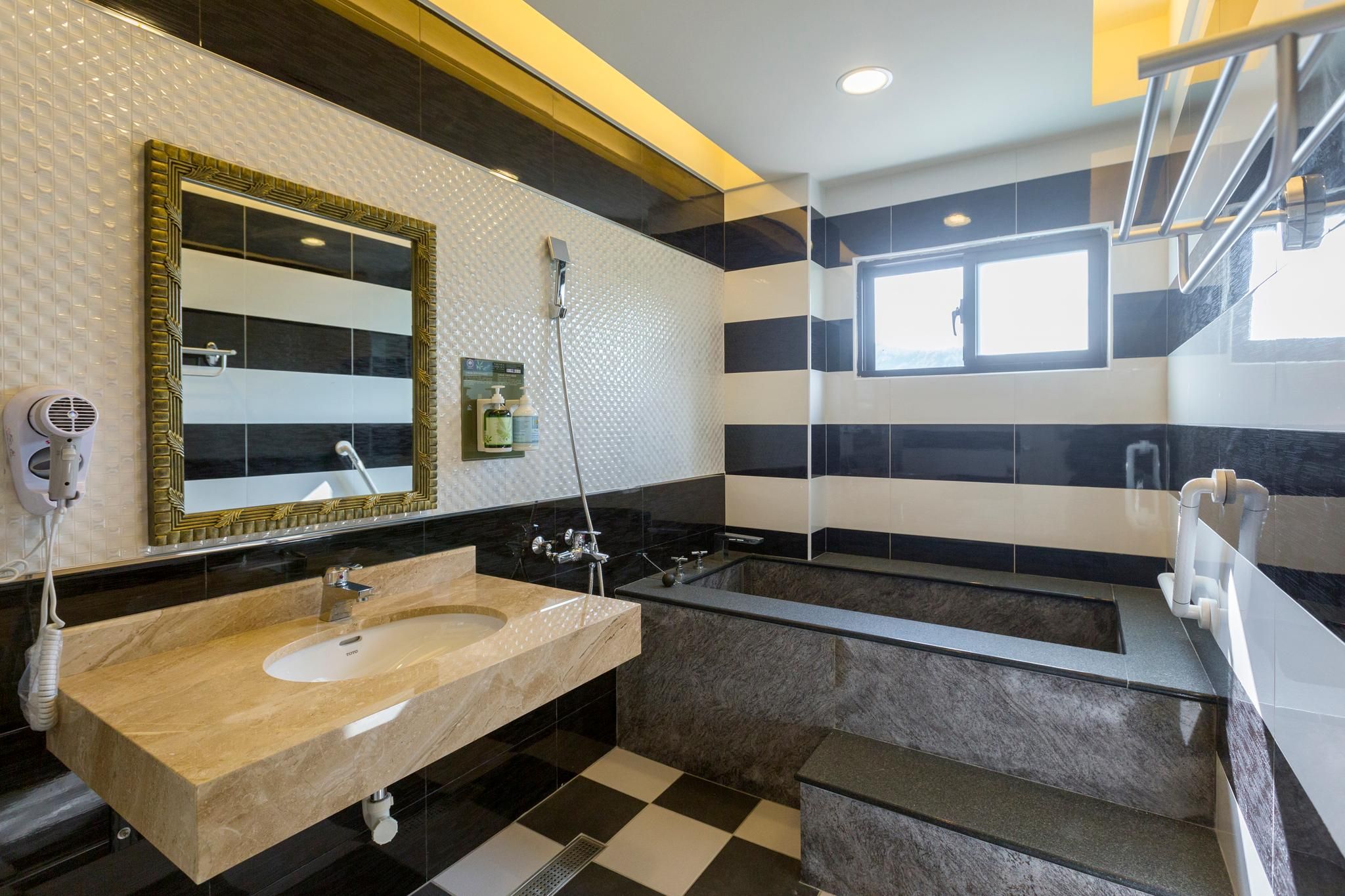 Huaman hot villa Deluxe Quadruple Room for 4 People 2