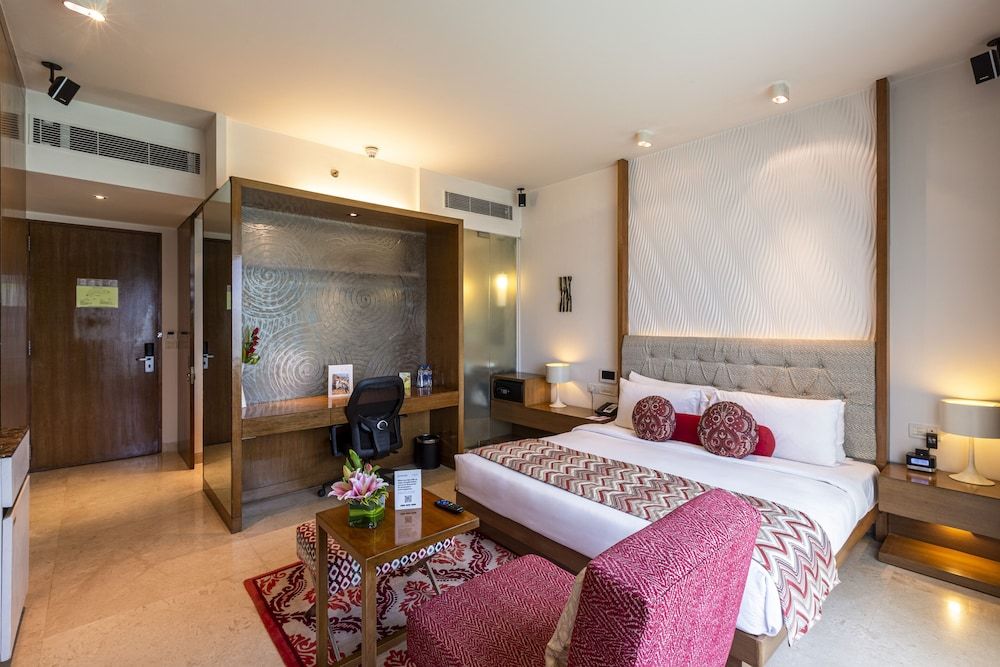 Vivanta Whitefield Deluxe Room Garden View Queen Bed 10