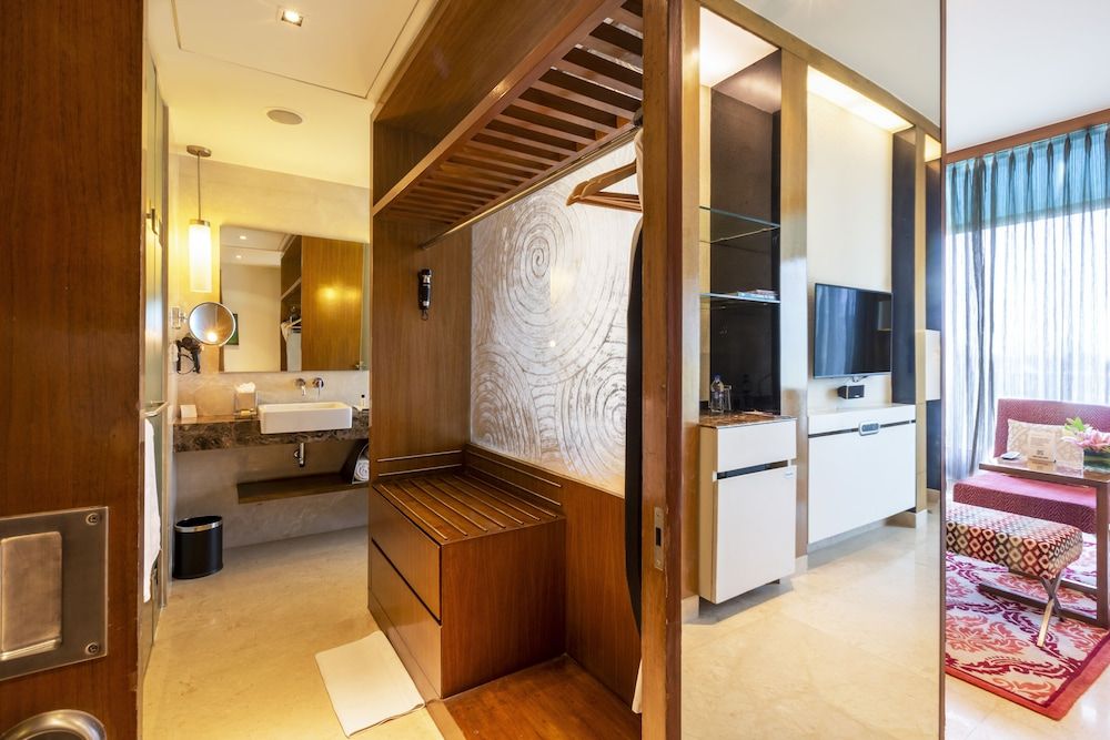 Vivanta Whitefield Deluxe Room Garden View Queen Bed 13