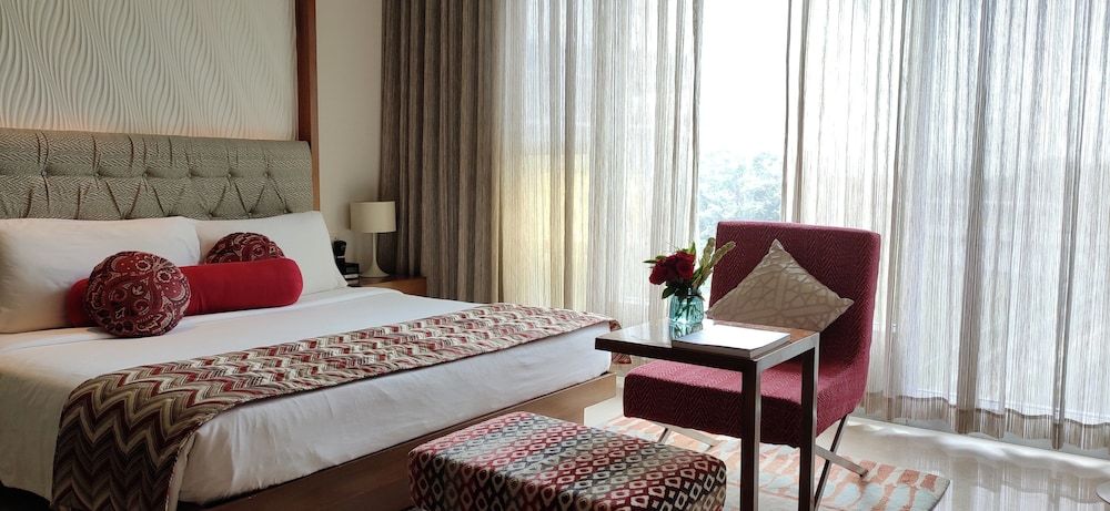 Vivanta Whitefield Deluxe Room Garden View Queen Bed 4