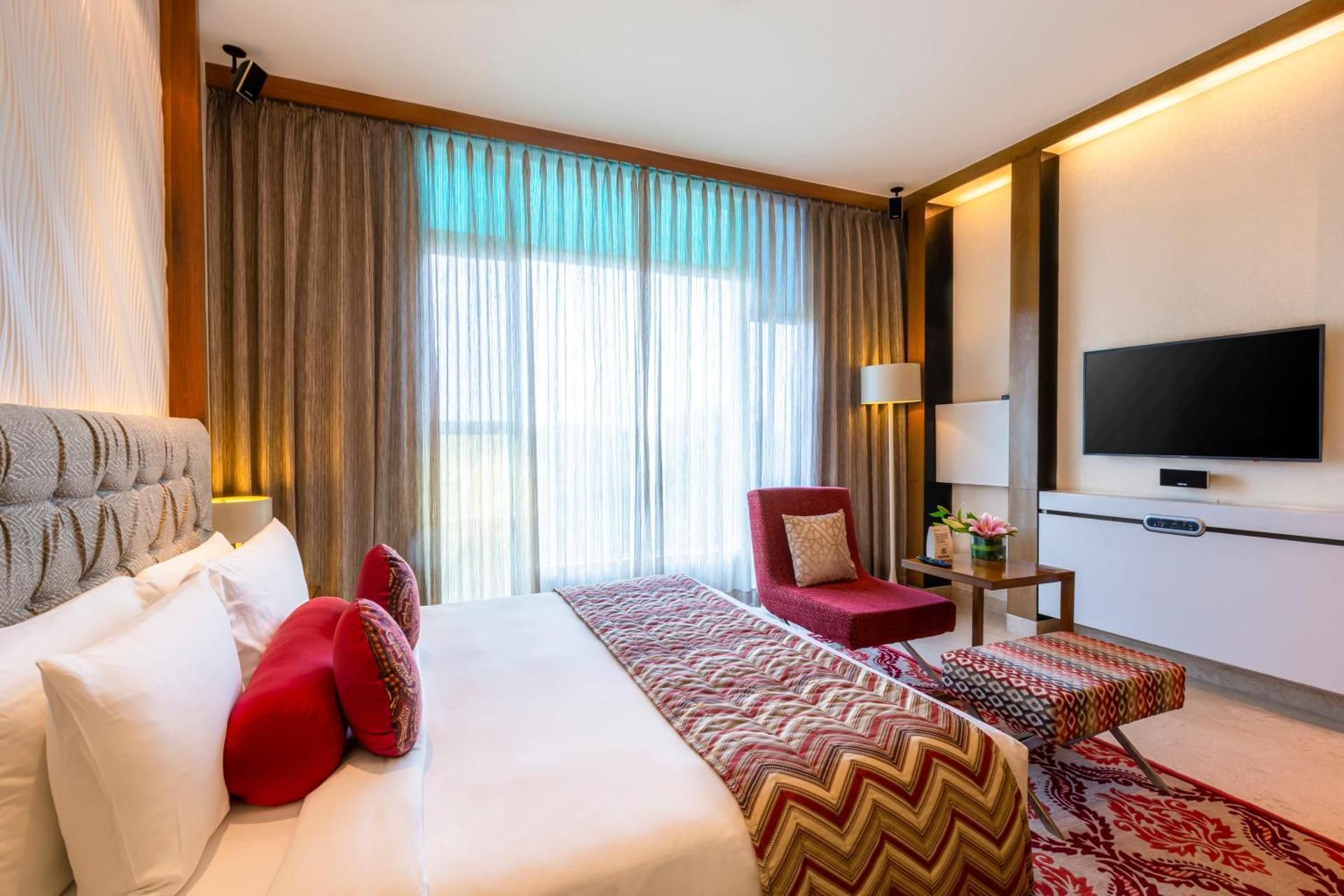 Vivanta Whitefield Deluxe Room Garden View Queen Bed 9