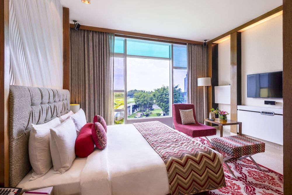 Vivanta Whitefield Deluxe Room Garden View Queen Bed 8
