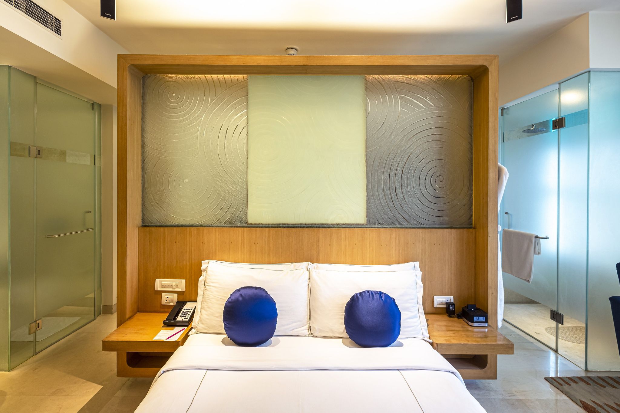Vivanta Whitefield Deluxe Room Garden View Queen Bed 7