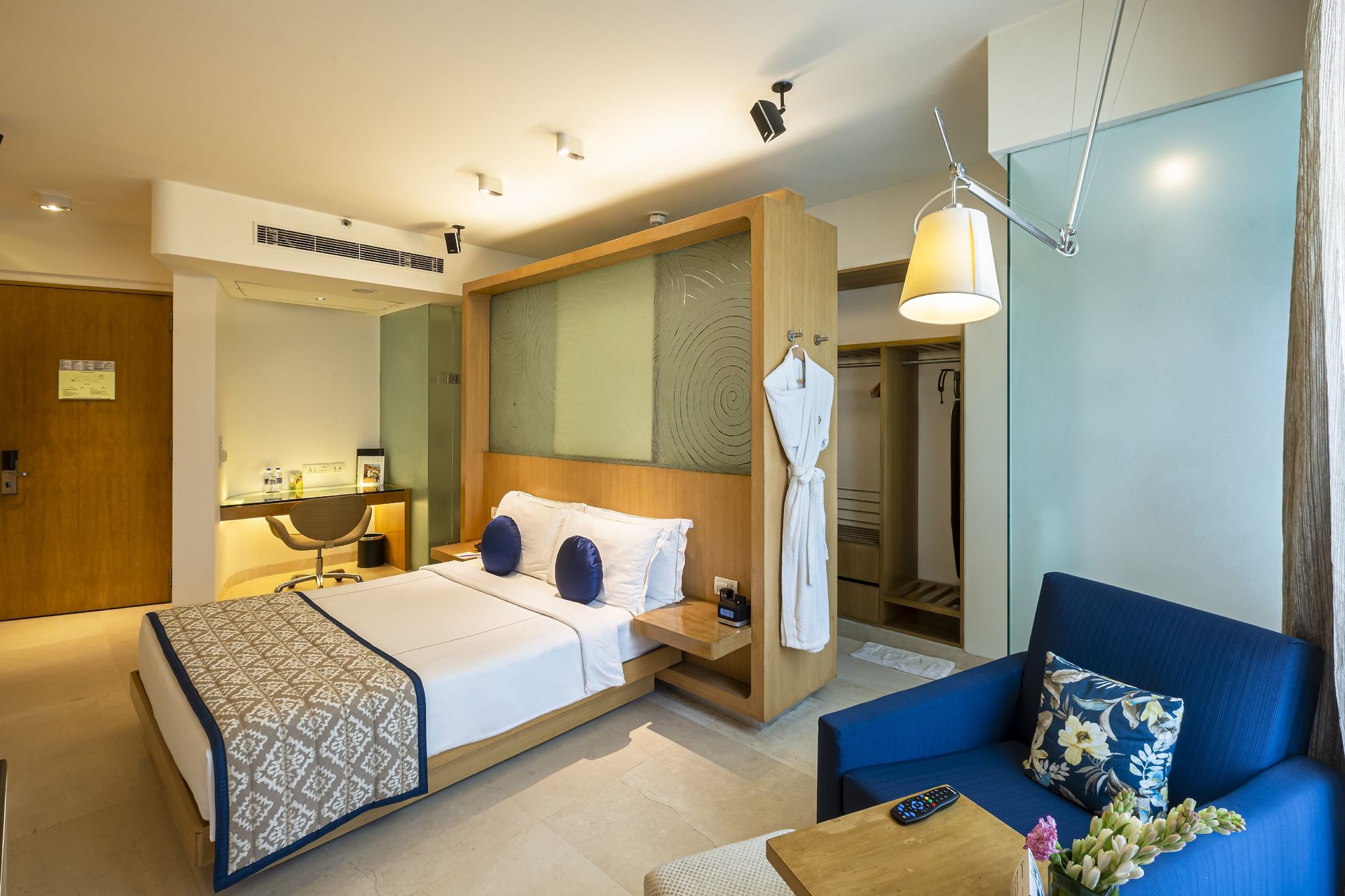 Vivanta Whitefield Deluxe Room Garden View Queen Bed 6