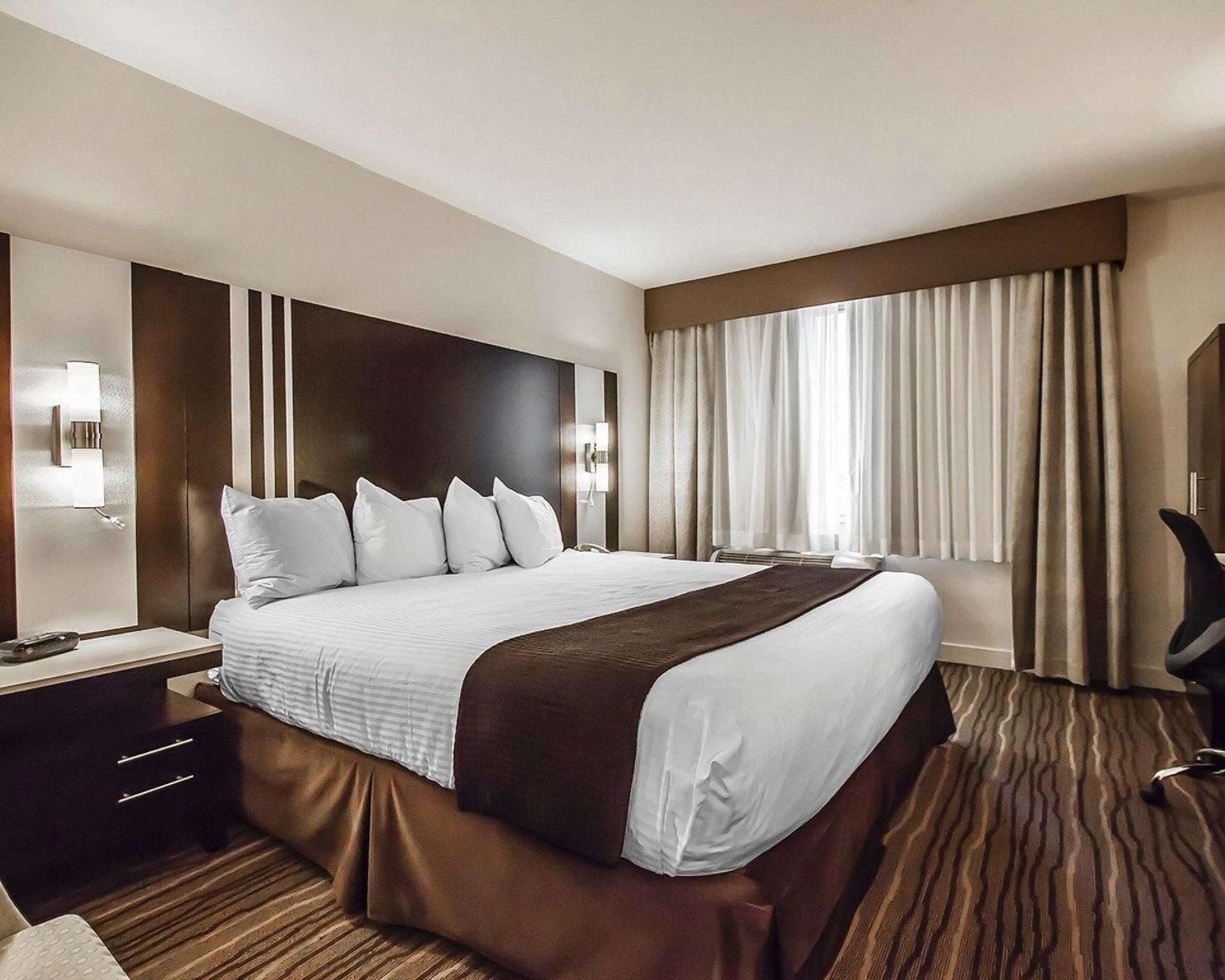 1 King Bed, Nonsmoking