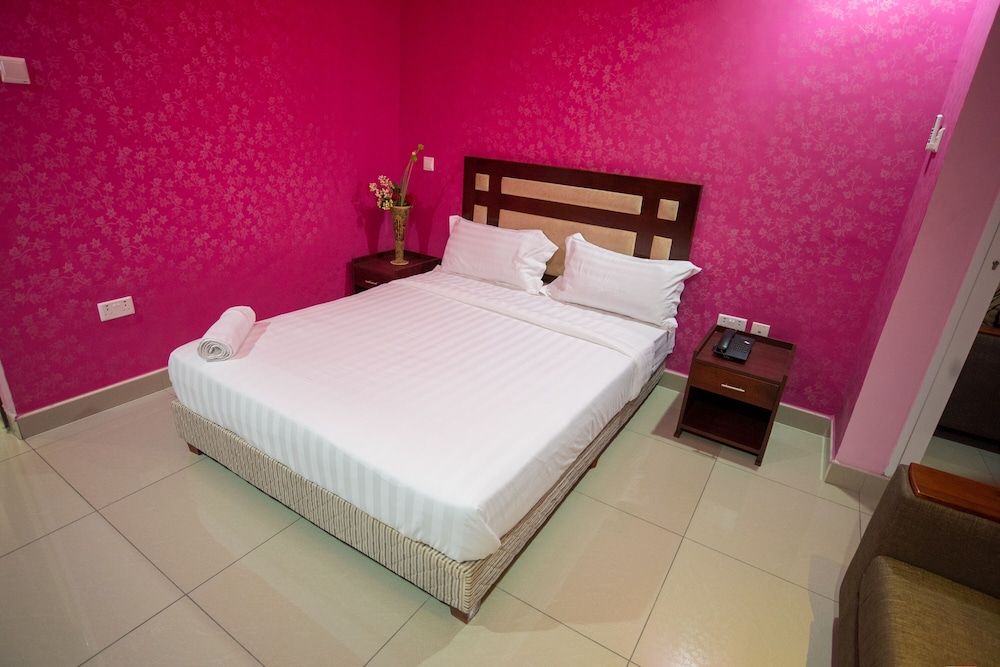 Euro Hotel and Apartments Deluxe Double or Twin Room, 1 Bedroom, City View 3