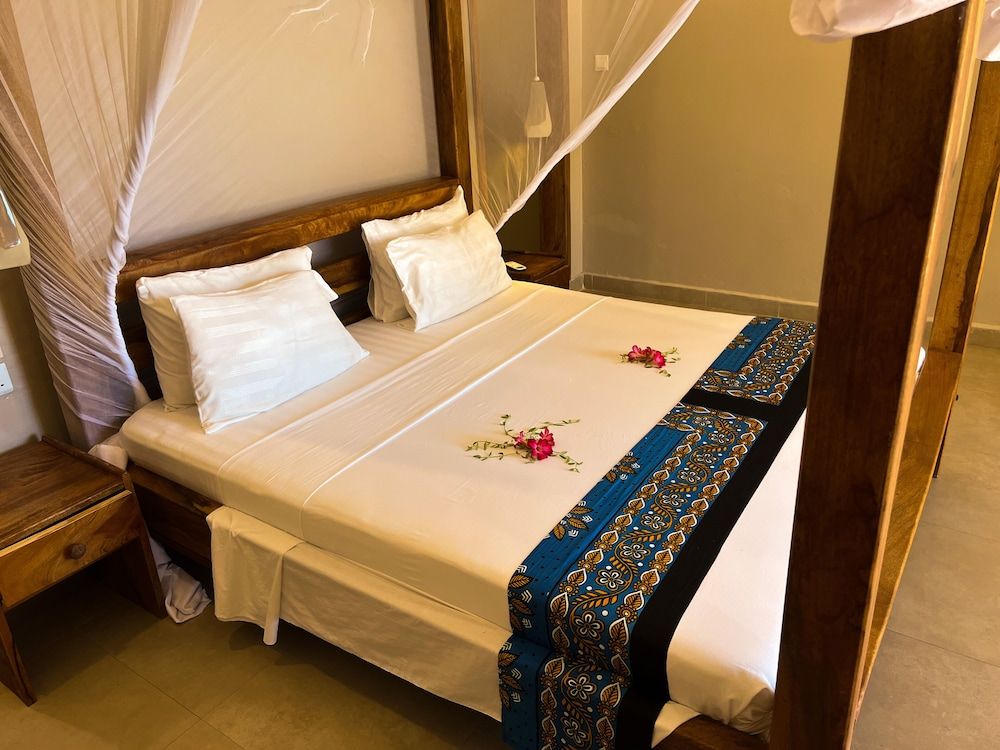 Deluxe Double Room, 1 King Bed, Ensuite, Pool View