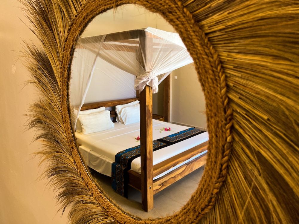 Deluxe Double Room, 1 King Bed, Ensuite, Pool View