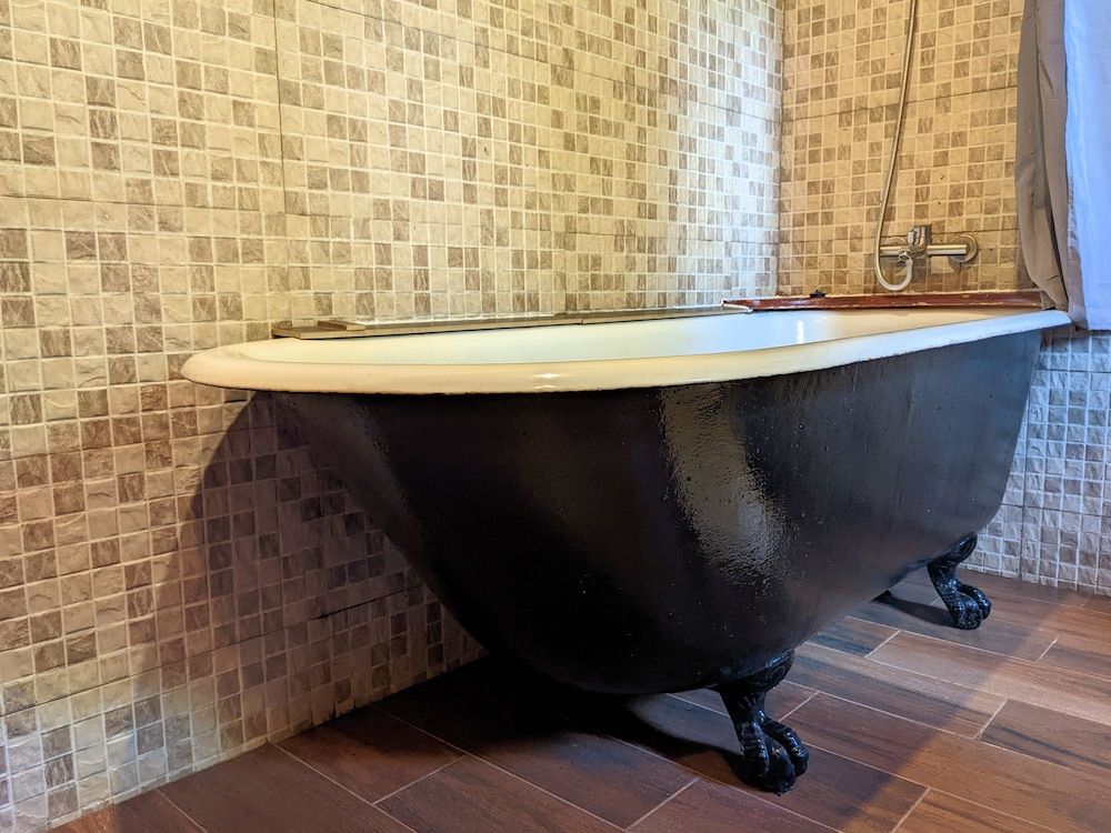 Lawns Hotel Executive Suite 9