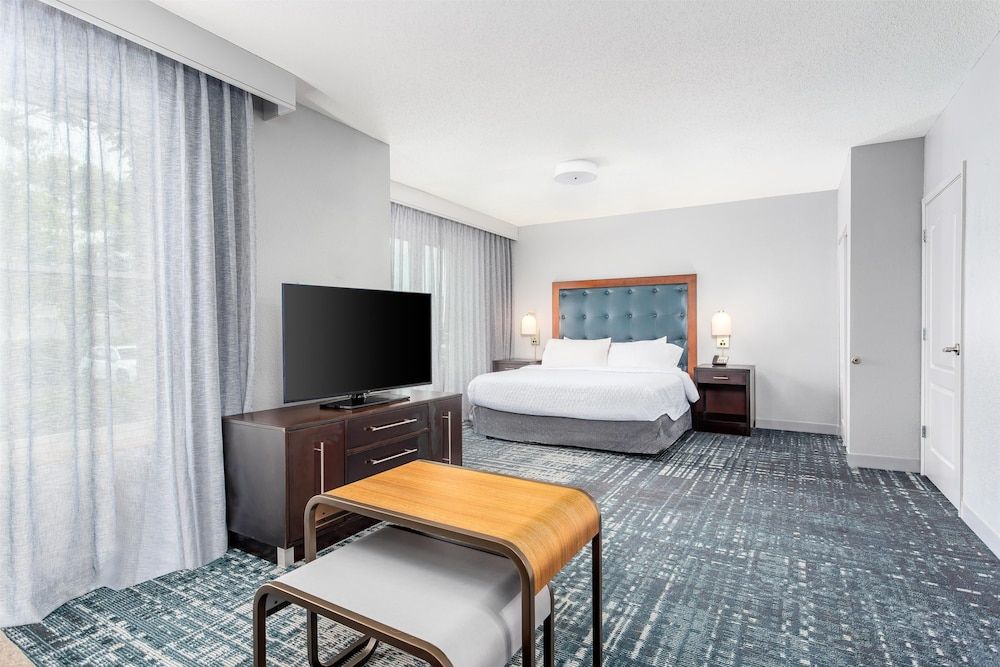 Studio, 1 King Bed, Accessible, Non Smoking (Mobility & Hearing, Roll-in Shower)