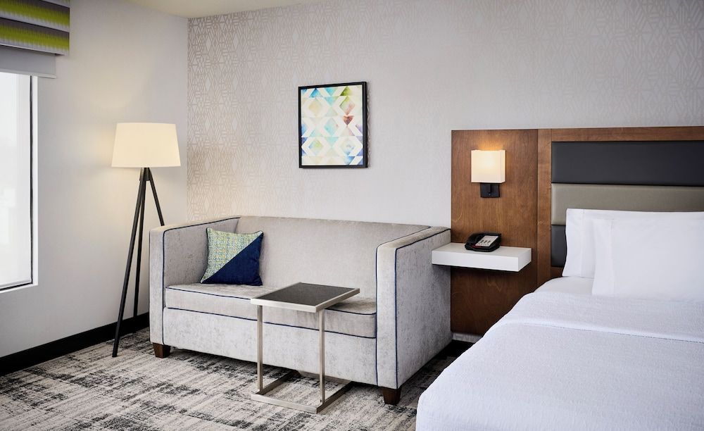 undefined Hampton Inn & Suites by Hilton Windsor 10