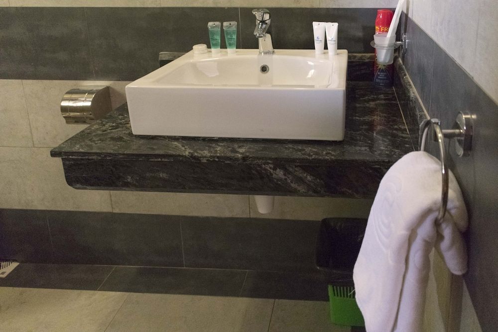 Cepha's Inn Deluxe Suite 13