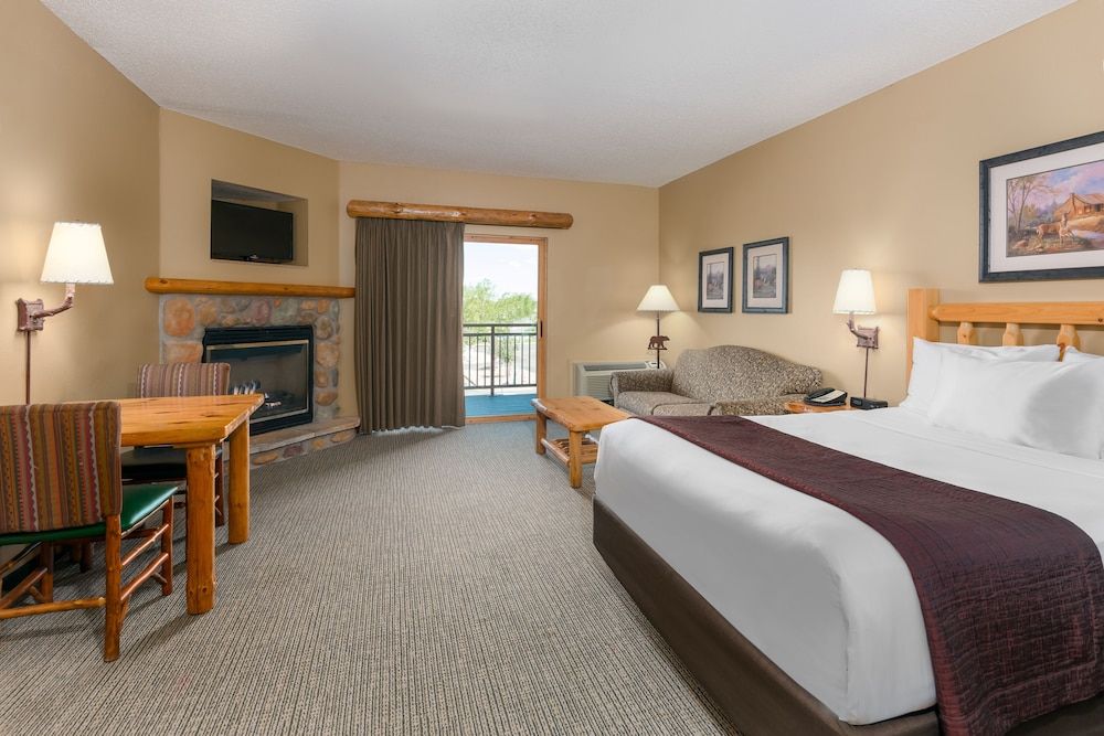 Great Wolf Lodge Kansas City Wolf Den Suite - Water Park Included