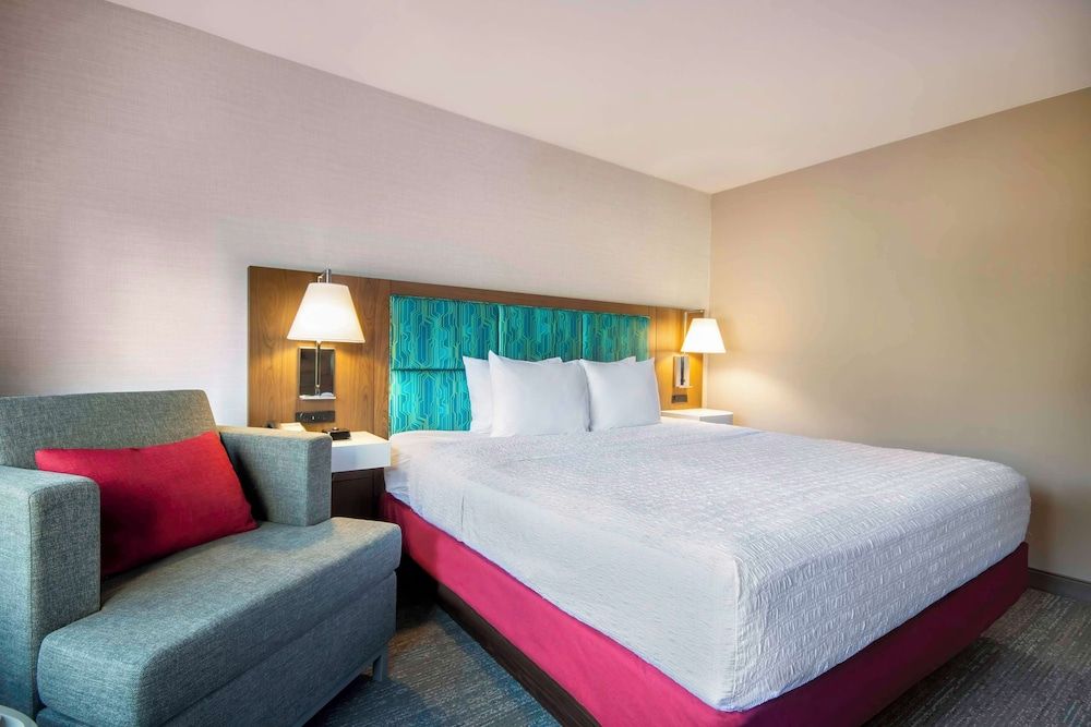 Suite, 1 King Bed, Accessible (Hearing)