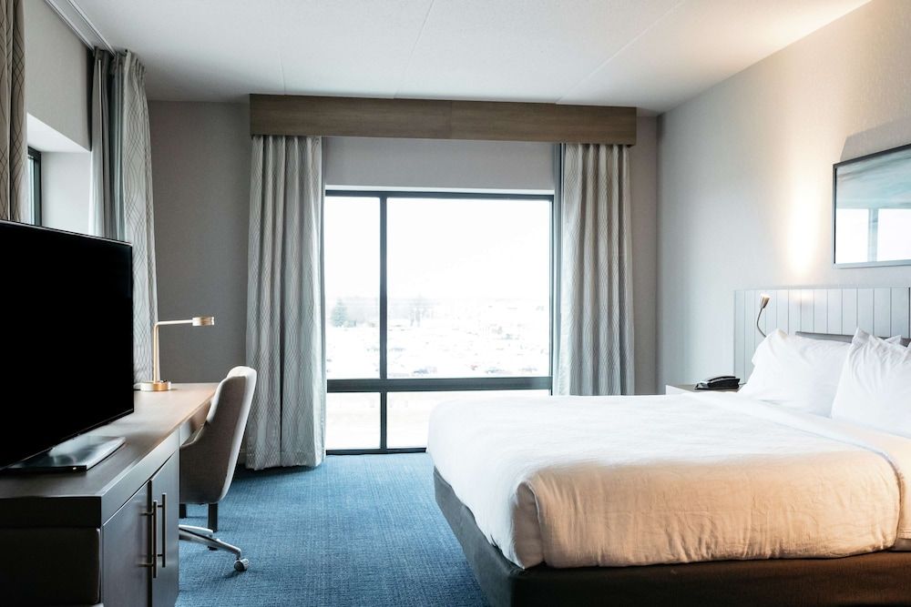 Junior Suite, 1 King Bed, Accessible (Hearing)