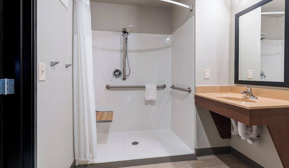 My Place Hotel - Colorado Springs, CO Room, 1 Queen Bed (Roll In Shower) 6