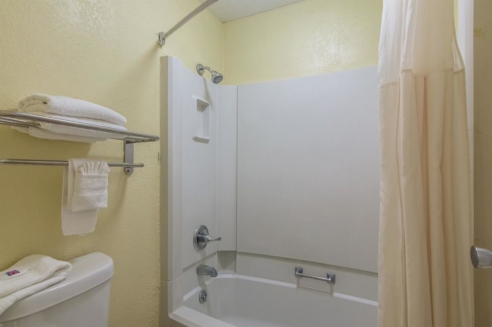 Motel 6 Liberal, KS Deluxe Room, 1 Queen Bed, Non Smoking, Refrigerator & Microwave 9