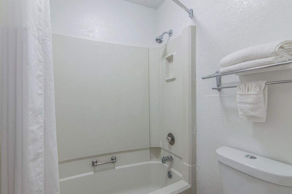 Motel 6 Liberal, KS Deluxe Room, 1 Queen Bed, Non Smoking, Refrigerator & Microwave 7