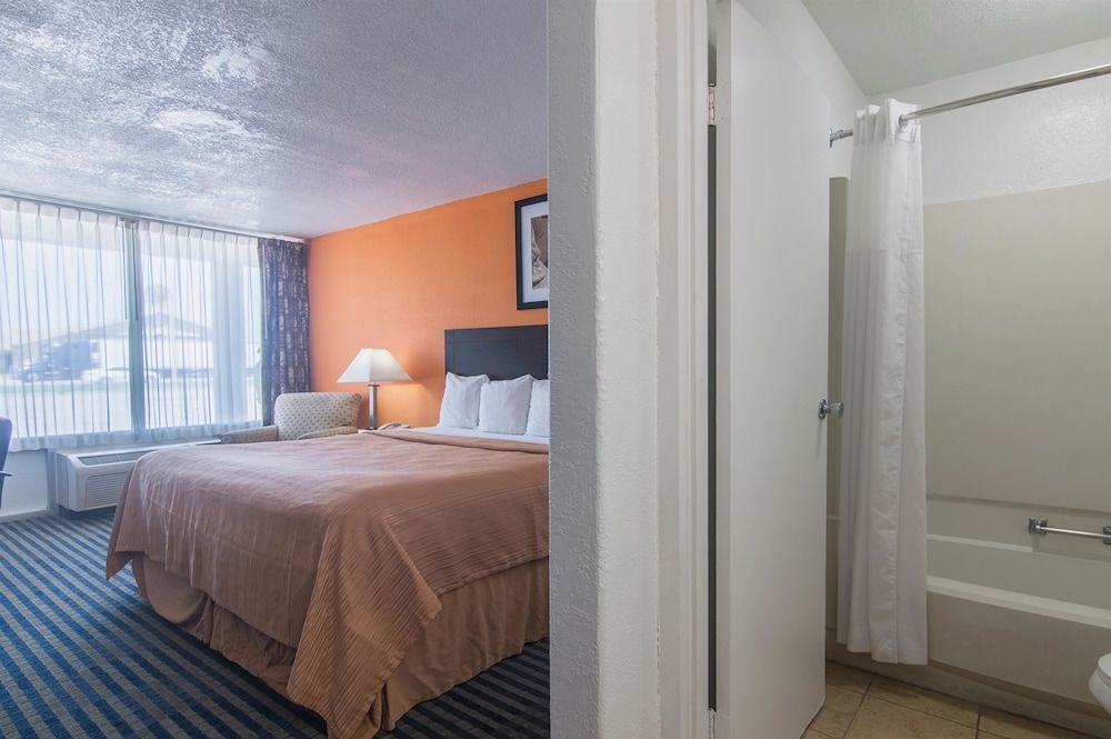 Motel 6 Liberal, KS Deluxe Room, 1 Queen Bed, Non Smoking, Refrigerator & Microwave 4