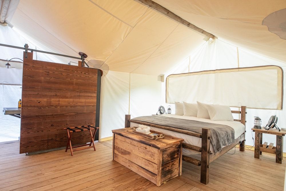 Under Canvas Great Smoky Mountains Deluxe with Kids Tent - Private Bath 2