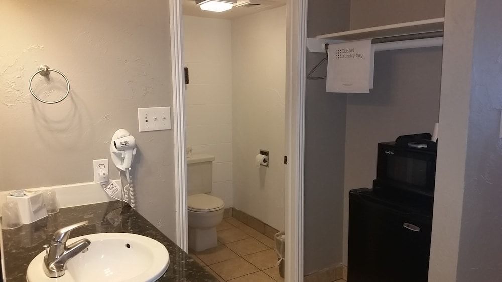 Motel West Room, 2 Queen Beds, Non Smoking 5