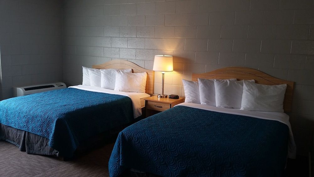 Motel West Room, 2 Queen Beds, Non Smoking 3