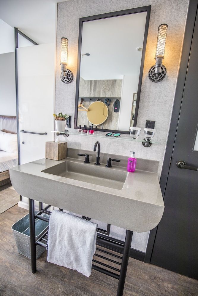 Moxy Chicago Downtown Room, 1 Queen Bed 5