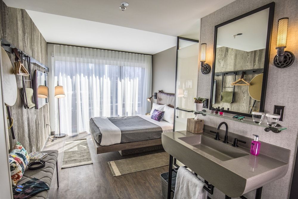 Moxy Chicago Downtown Room, 1 Queen Bed