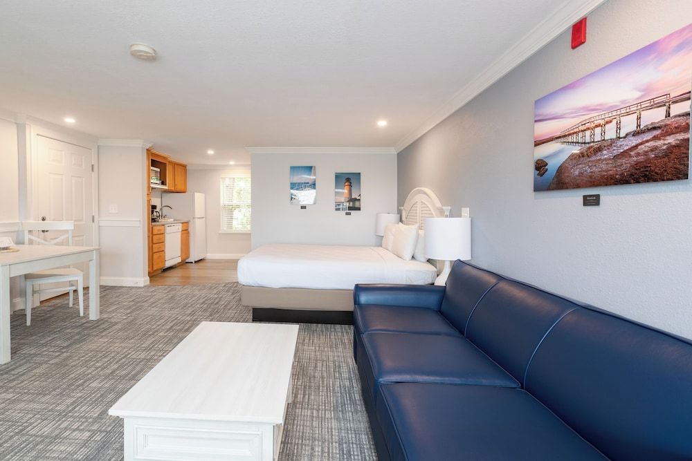 Club Room (Queen)
