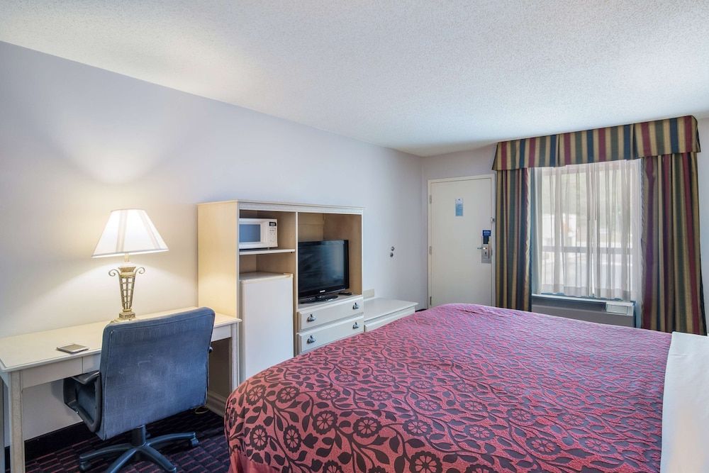 Deluxe Room, 1 King Bed, Non Smoking, Refrigerator & Microwave