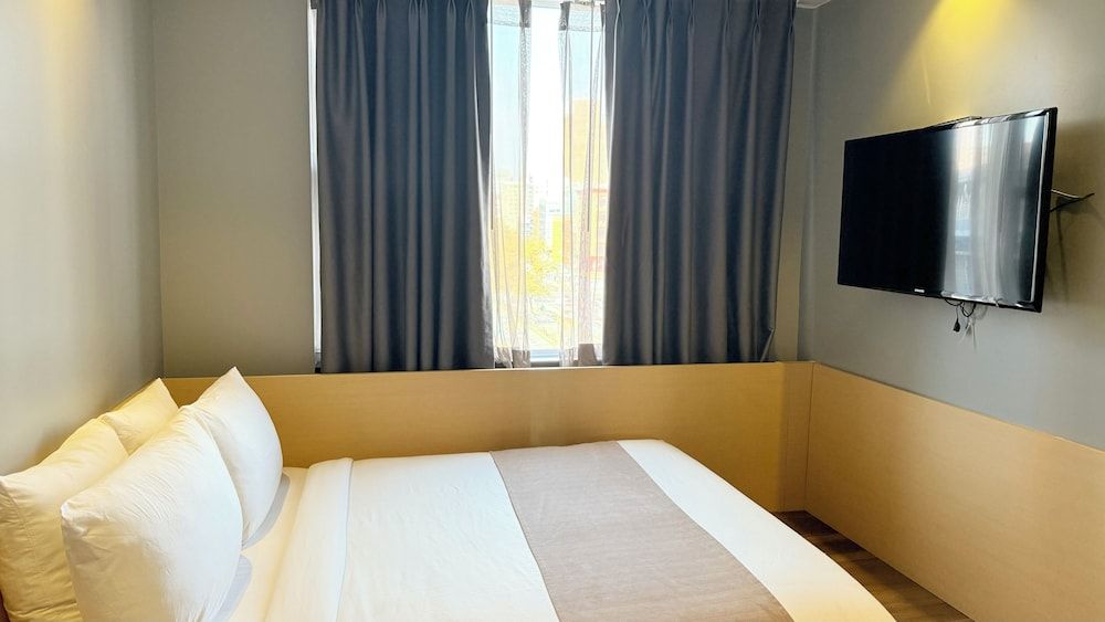 Madison LES Hotel Design Single Room 4