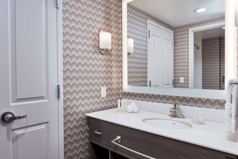 Suite, 1 King Bed, Accessible (Hearing)